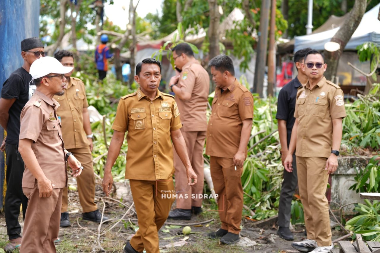 Tata Kawasan Monumen Ganggawa, Bupati Sidrap Operasikan Alat Berat Hingga Rapat dengan Pelaku UMKM
