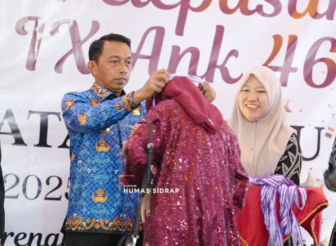 Salami Siswa Satu per Satu, Bupati Syaharuddin Larut dalam Keharuan Perpisahan SMPN 1 Watang Pulu