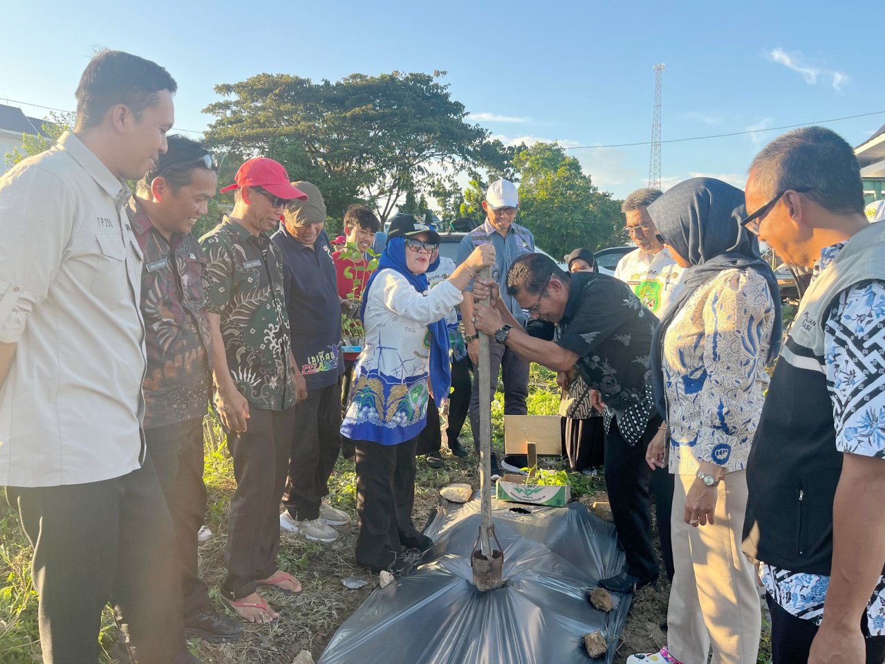 Pegawai Bahu-Membahu Tanam Cabai, Wabup Sidrap Imbau Agar Dirawat Berkelanjutan