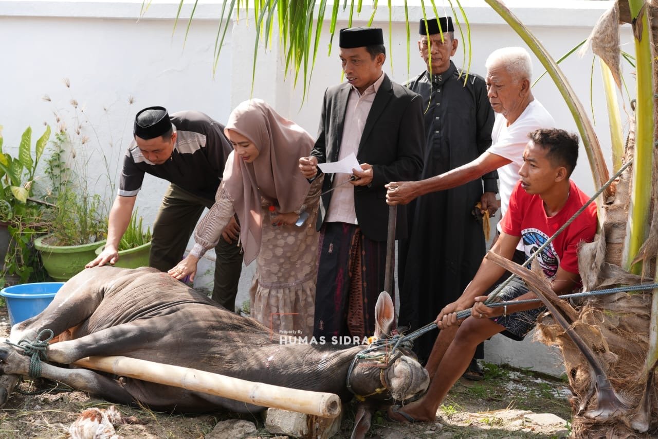 Bupati Syaharuddin dan Keluarga Berbagi Kebahagiaan di Hari Idul Adha