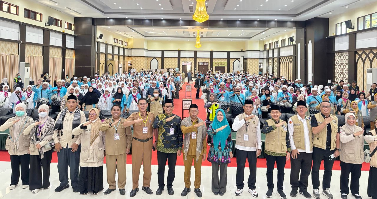Momen Hangat Bupati Sidrap Sambut Jemaah Haji di Tangga Pesawat: Dari Diduga Petugas Bandara Hingga Diberi Sorban