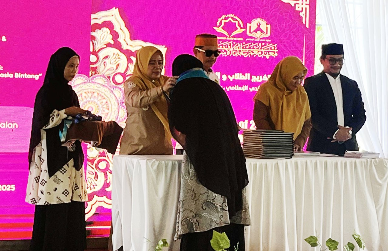 Dampingi Penamatan Santri, Wabup Nurkanaah Tegaskan Komitmen Pemkab Sidrap terhadap Pendidikan Islam
