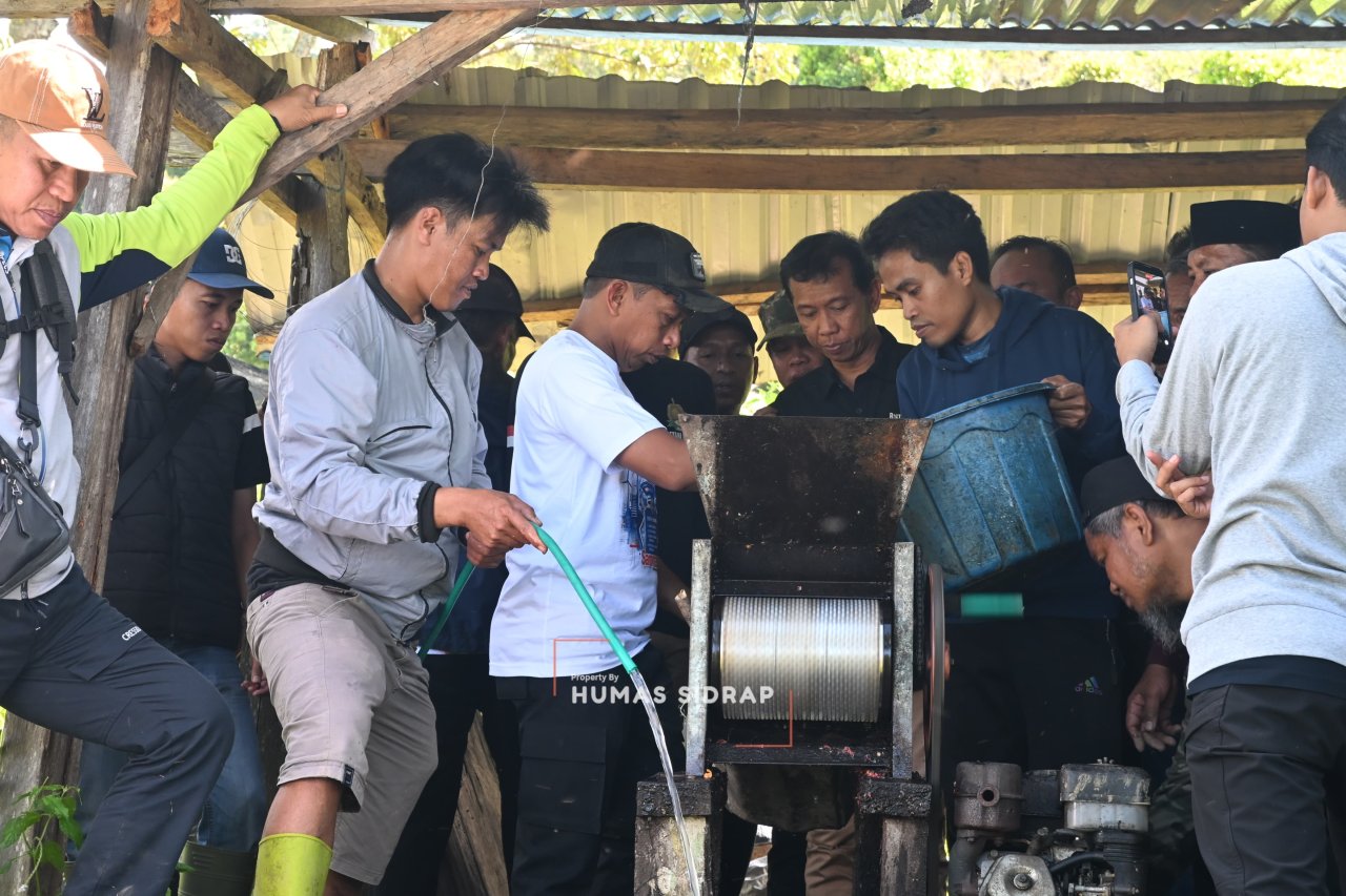 Bupati Syaharuddin Operasikan Mesin Pengupas Kopi di Tana Toro, Dorong Petani Tingkatkan Kualitas Produksi