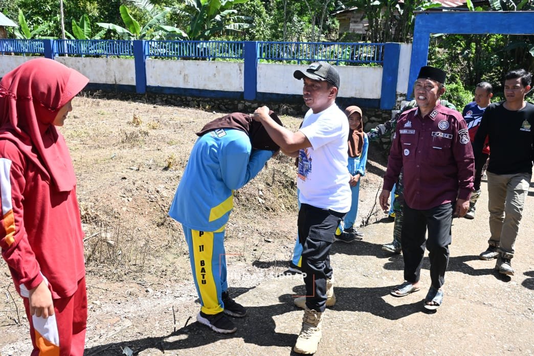 Tim Bermalam di Desa Kunjungi Matajang, Siswa dan Warga Sambut dengan Antusias