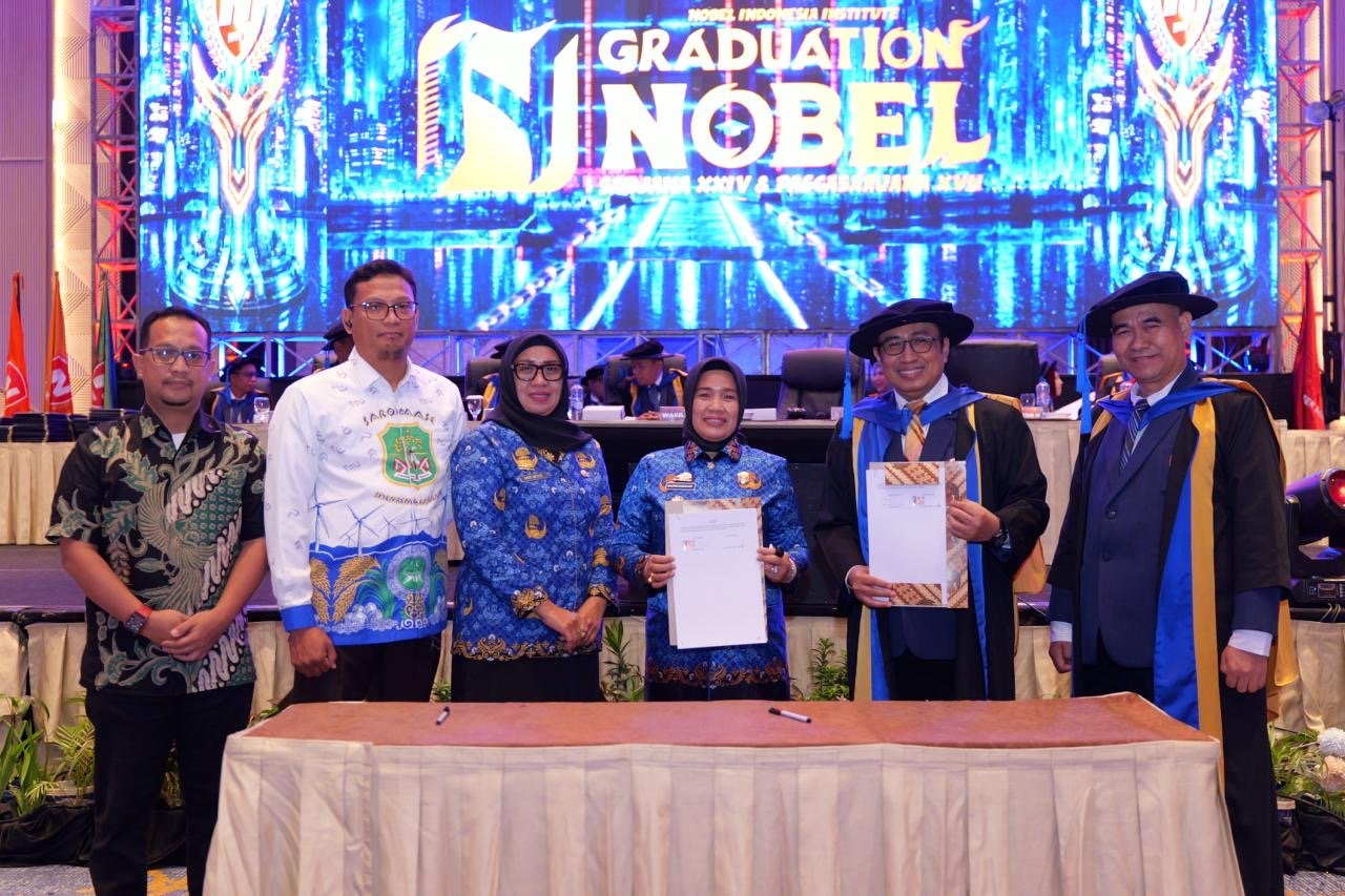 ITB Nobel Indonesia Anugerahi Bupati Syaharuddin Penghargaan atas Kemajuan Wirausaha Sidrap