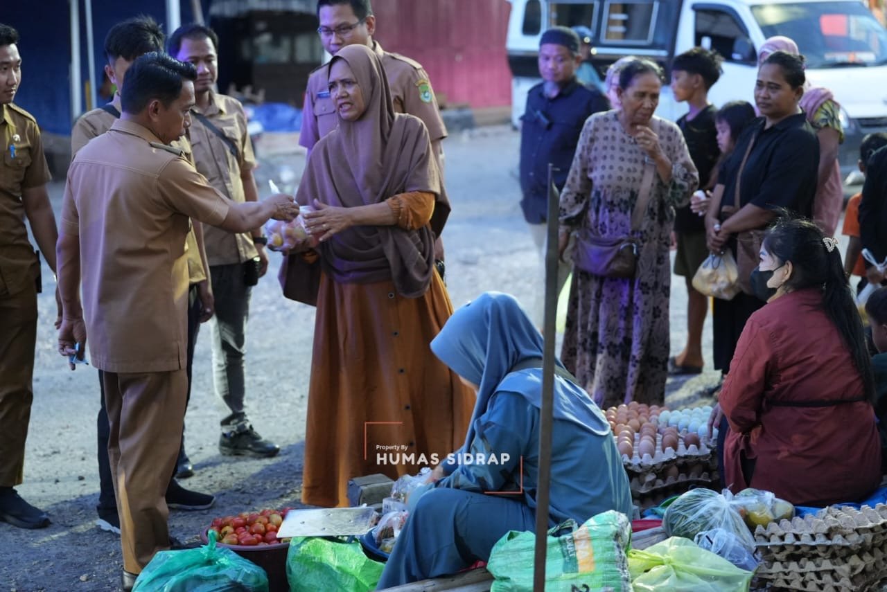 Bupati Sidrap Cek Pasar Pangkajene, Belanja lalu Bagikan kepada Warga