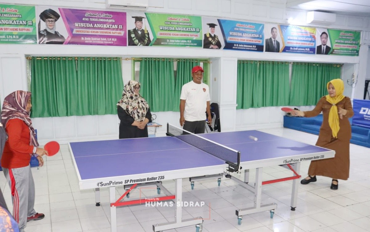 Wabup Nurkanaah Tinjau Venue Tenis Meja Porsenijar PGRI Sulsel, Coba Fasilitas Bersama Atlet Sidrap