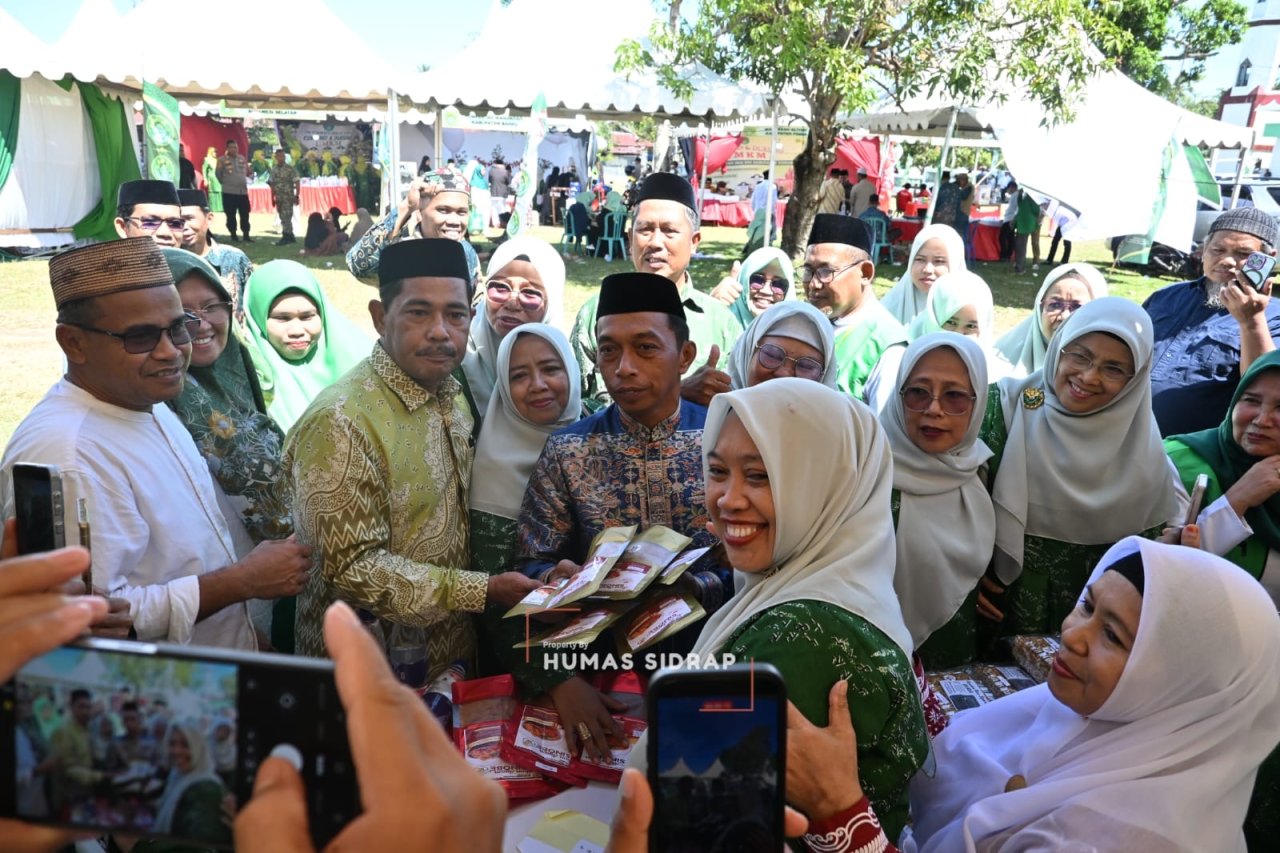 Keliling Stan UMKM di Silatnas Banom DDI, Syaharuddin Borong dan Bagikan Produk Lokal