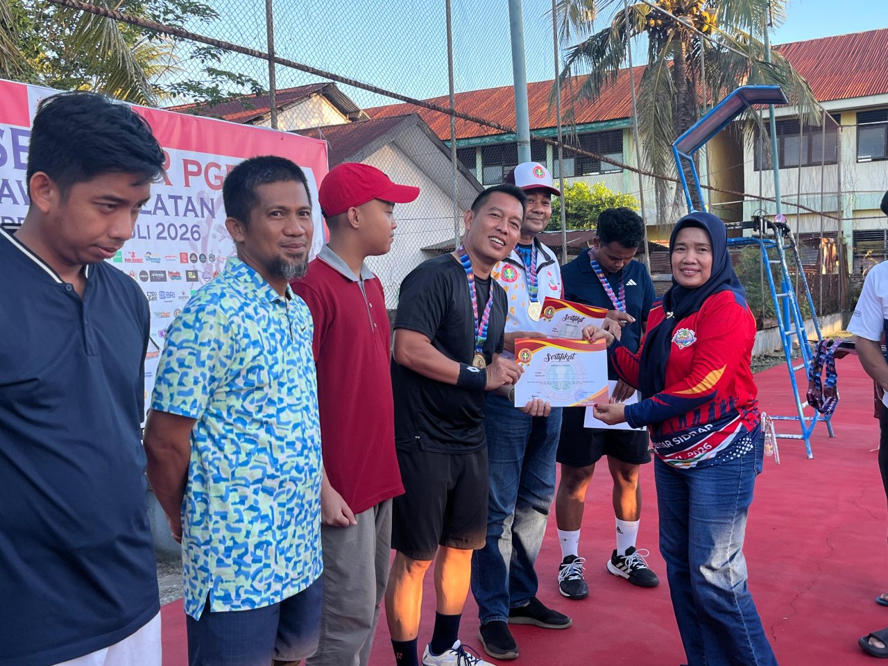 Wabup Nurkanaah Serahkan Hadiah Juara Tenis dan Petanque Porsenijar PGRI Sulsel 2026