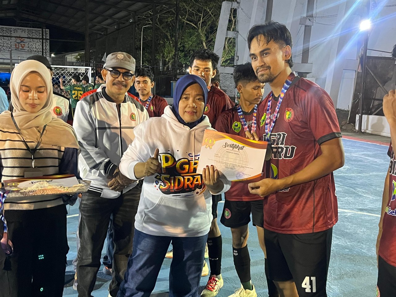 Barru Juara Futsal Porsenijar PGRI Sulsel, Wabup Nurkanaah Kalungkan Medali