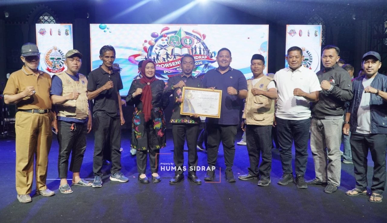 Penutupan Porsenijar Sulsel Jadi Momen Syaharuddin Alrif Menerima Penghargaan DPP Apdesi