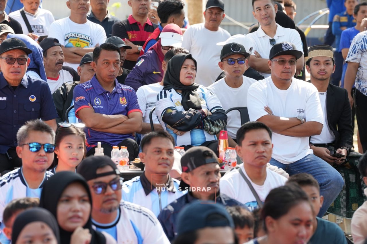 Satu Layar, Seribu Cerita: Kebersamaan Bupati Sidrap dan Warga dalam Nobar Piala Dunia