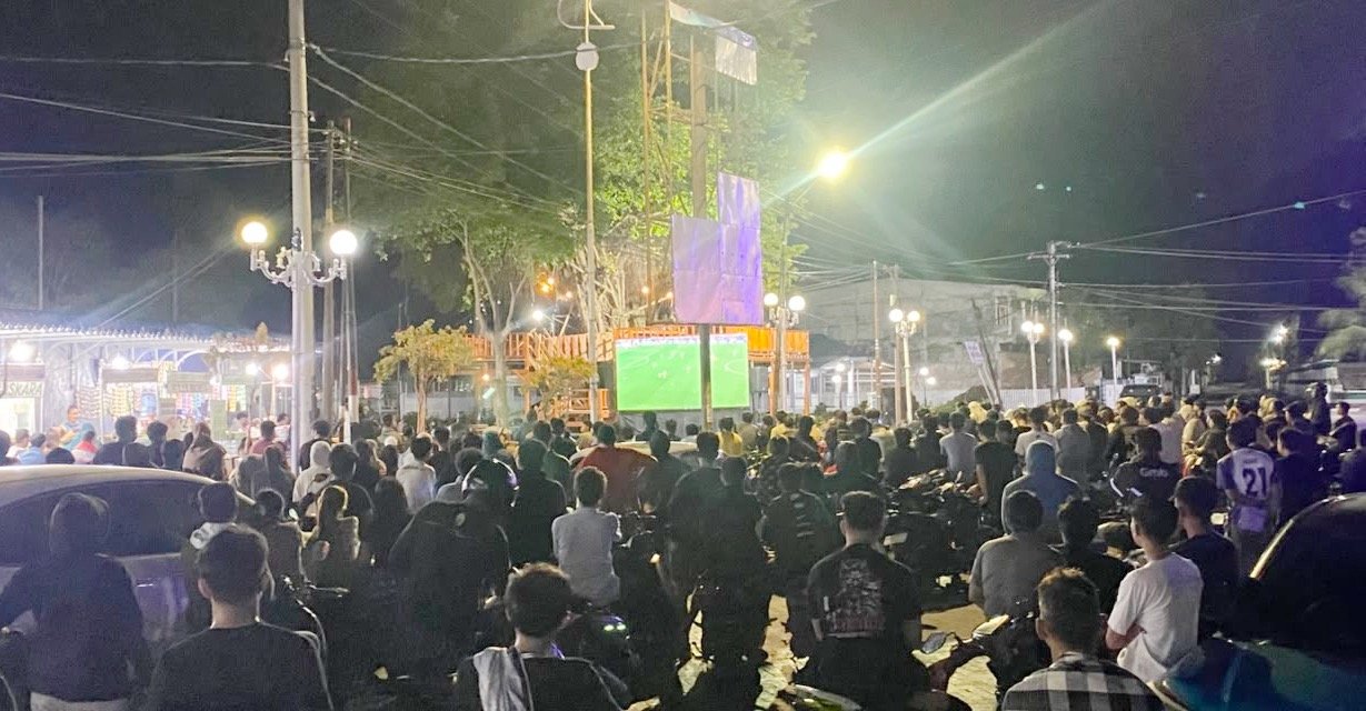 Nobar Semifinal Prancis-Spanyol di Sekitar Rumah Pohon Stadion Ganggawa Dipadati Warga, UMKM Ikut Raup Berkah