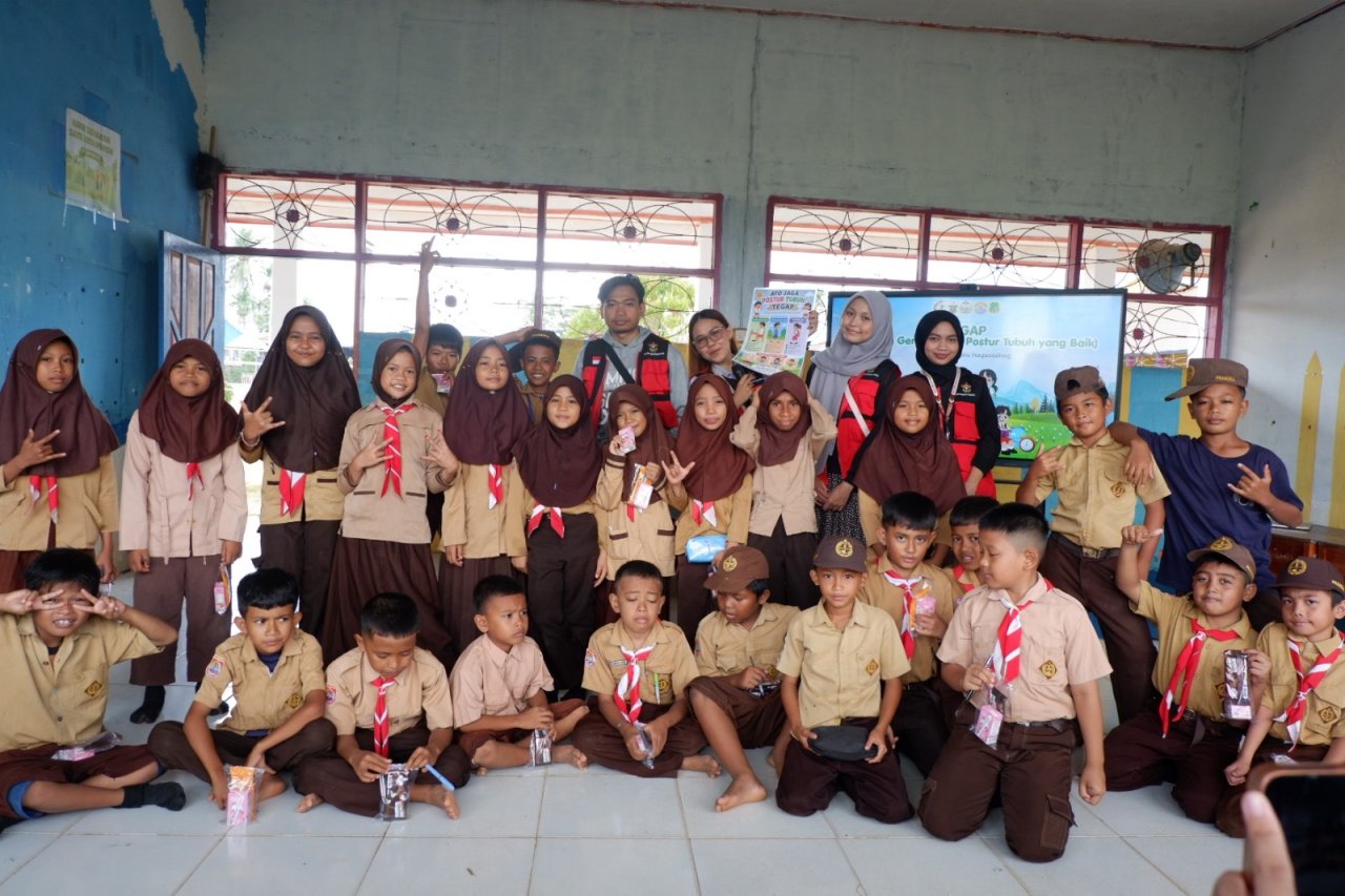 Jangan Sepelekan Cara Duduk dan Membawa Tas! Mahasiswa Fisioterapi Unhas Tanamkan Kebiasaan Sehat di SD 5 Lancirang