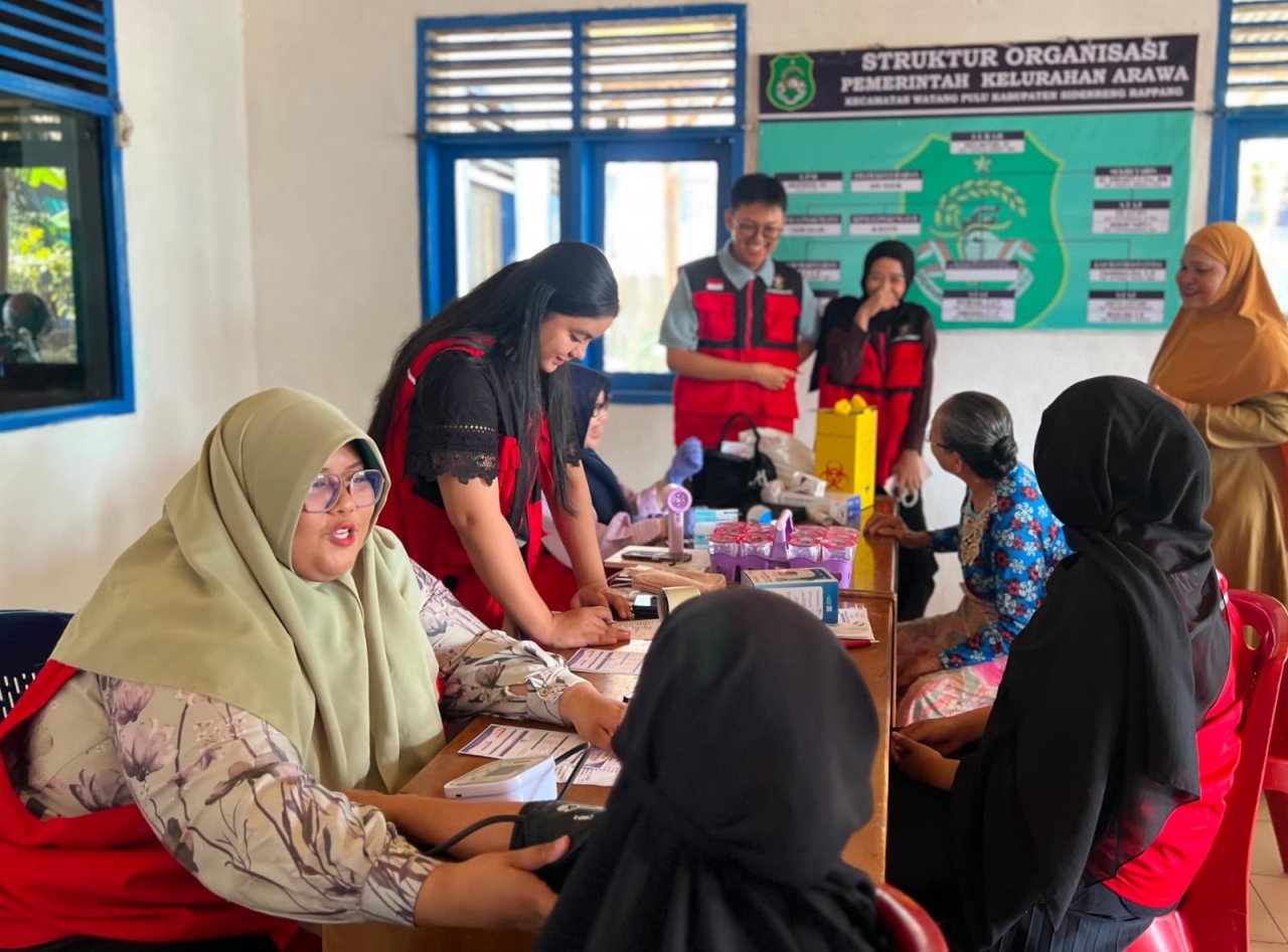 Buku Saku dan Kartu Kontrol Hipertensi Lengkapi Kampanye Kesehatan Mahasiswa KKN Unhas di Arawa