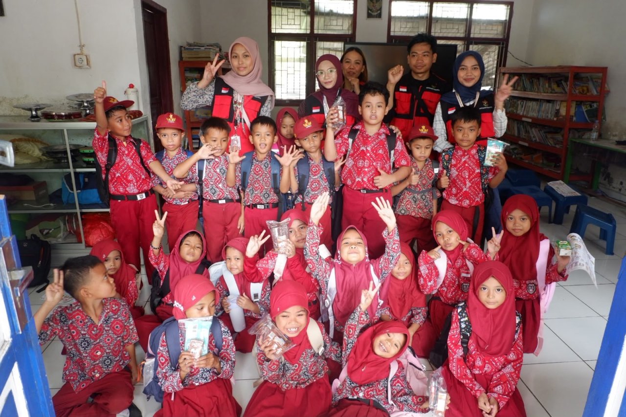 Belajar Sambil Praktik, Siswa SD Antusias Ikut Edukasi Hidup Bersih dari KKN Unhas