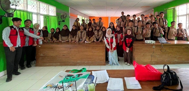Kenapa Pola Makan Teratur Penting? Program GEMAS KKN Unhas Paparkan Jawabannya di SMPN 1 Dua Pitue