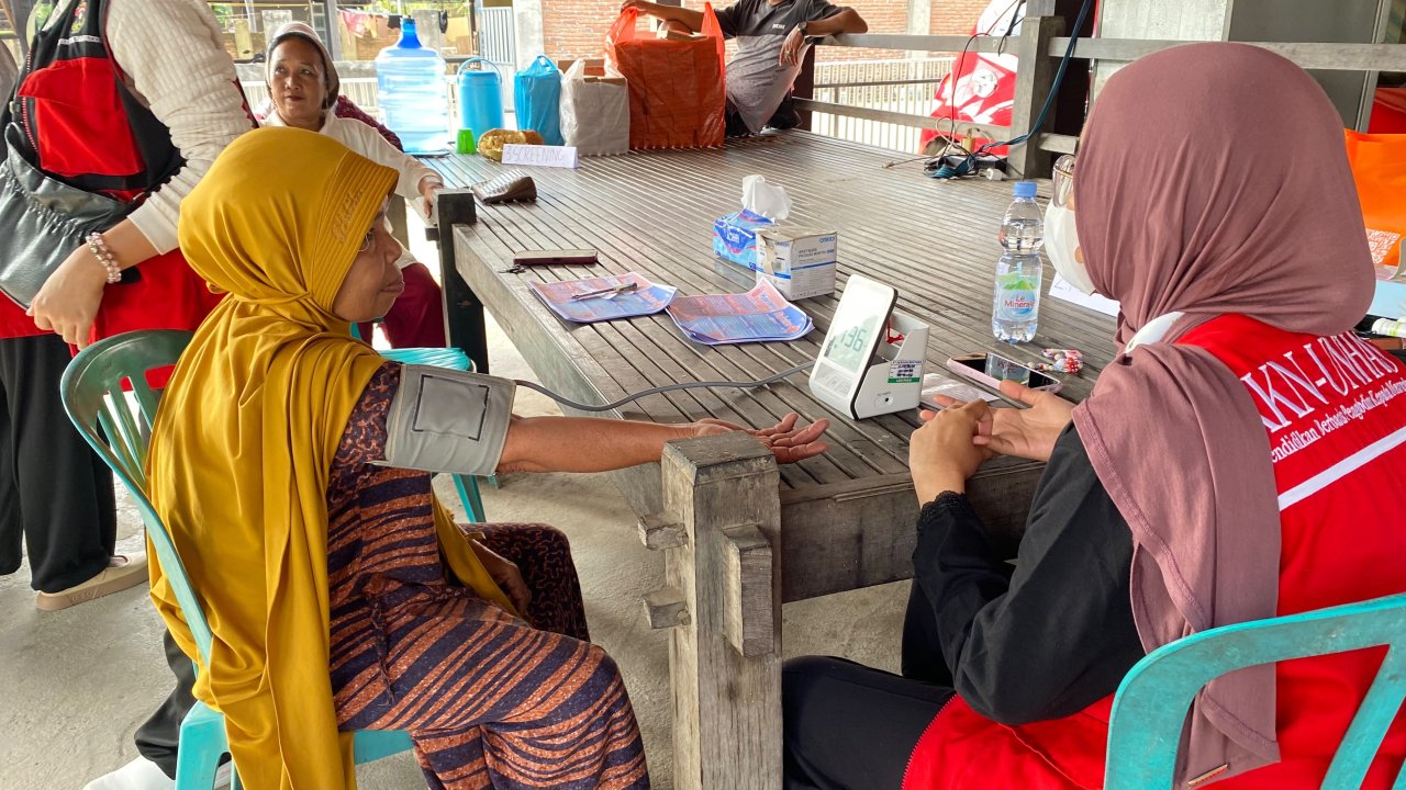 Warga Duampanua Antusias Manfaatkan Layanan Cek Kesehatan Gratis KKN-PK Unhas