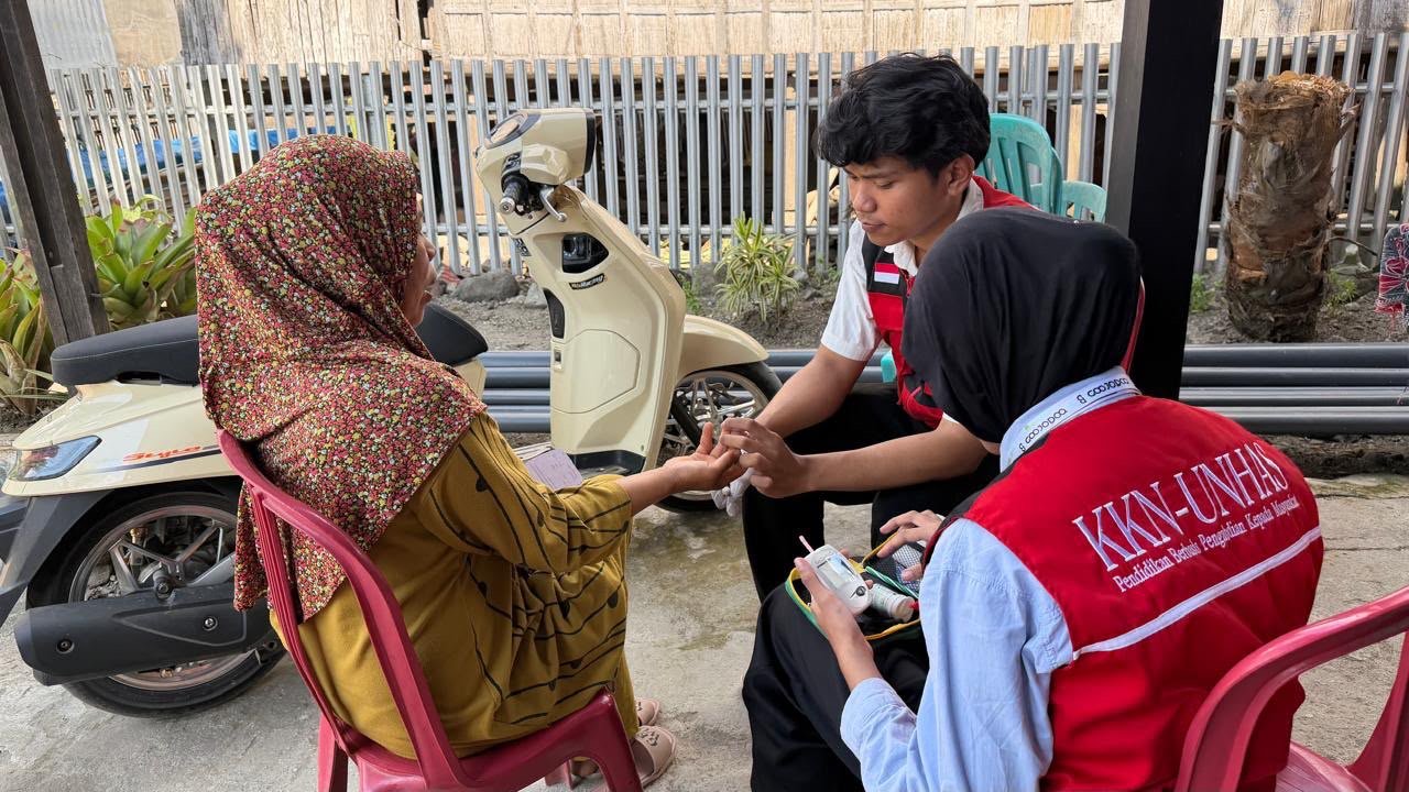 Diam-Diam Mengintai, Silent Killer Bernama Hipertensi Jadi Perhatian KKN Unhas di Desa Wanio