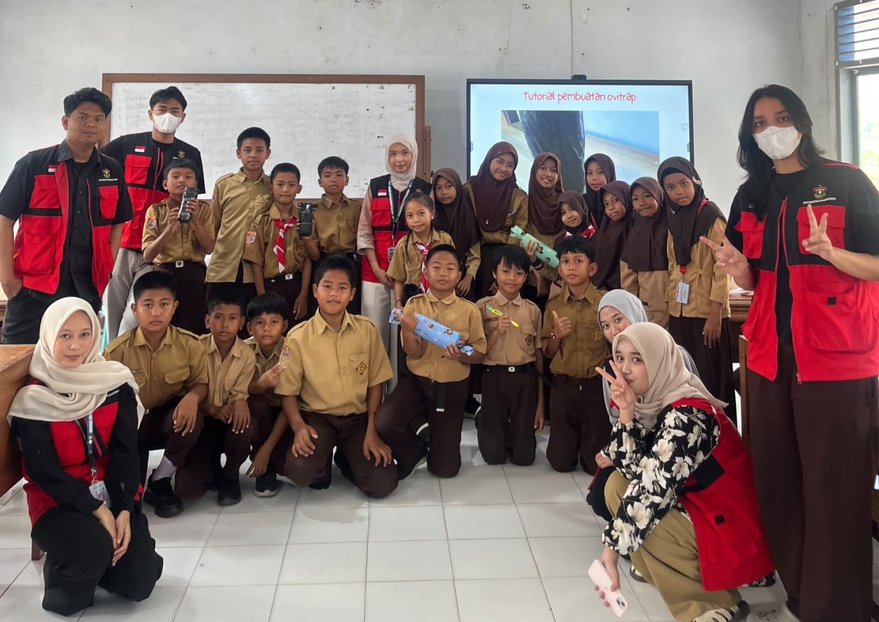 DBD Bisa Dicegah Sejak Dini, KKN-PK Unhas Ajak Siswa Praktik Langsung 3M+ dan Ovitrap