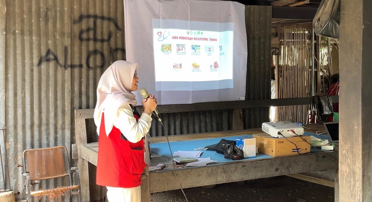 Kolesterol Tinggi Diam-Diam Mengintai, KKN-PK Unhas Dorong Warga Macorawalie Terapkan Hidup Sehat