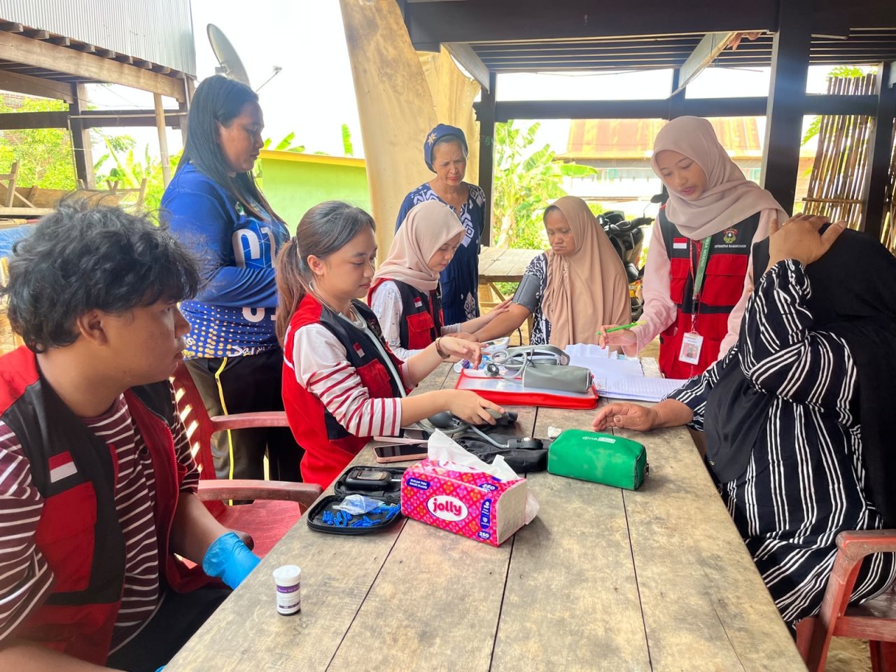 Bersama KKN-PK Unhas, Lansia Mojong Lebih Semangat Pantau Tekanan Darah dan Ikut Posyandu