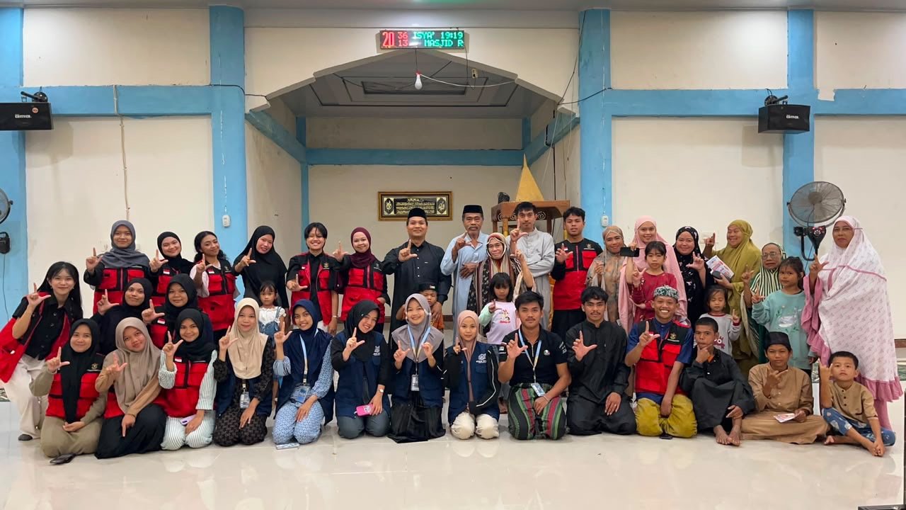 Gerakan Sederhana, Manfaat Besar! Mahasiswa Fisioterapi Unhas Paparkan Tips Pencegahan Nyeri Pinggang ke Warga Desa Lombo