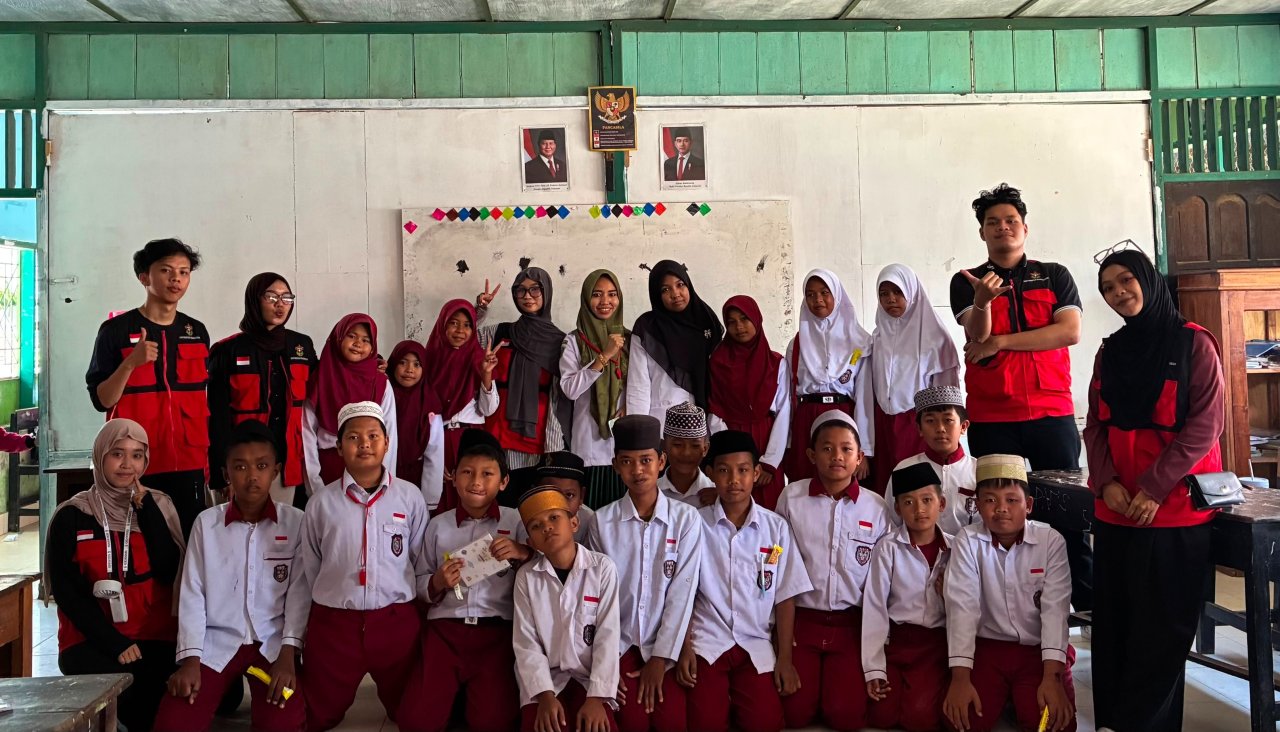 Dipandu Mahasiswa KKN Unhas, Anak-anak di Tanete Belajar Jadi Pengguna Jalan yang Tertib