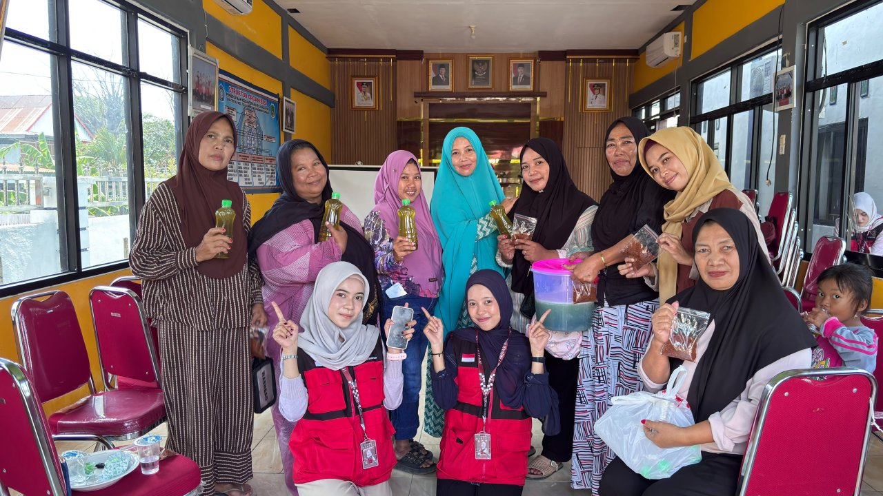 Hemat dan Ramah Lingkungan: Mahasiswa KKN Unhas Latih Warga Desa Teteaji Bikin Sabun Cuci Piring dari Bahan Alami