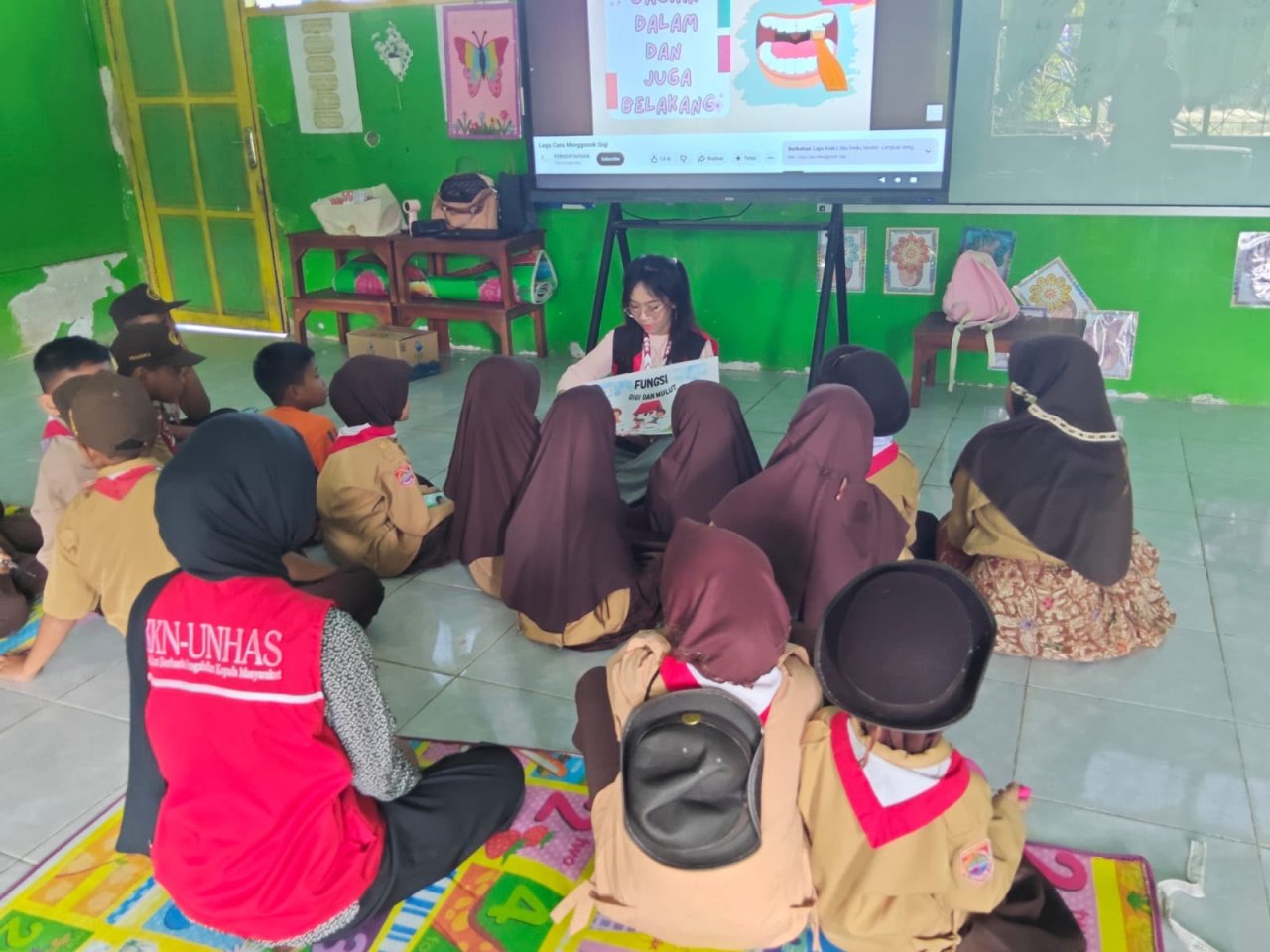 Penuh Semangat, Murid SD di Kalosi Alau Praktik Menyikat Gigi yang Benar Dipandu KKN-PK Unhas