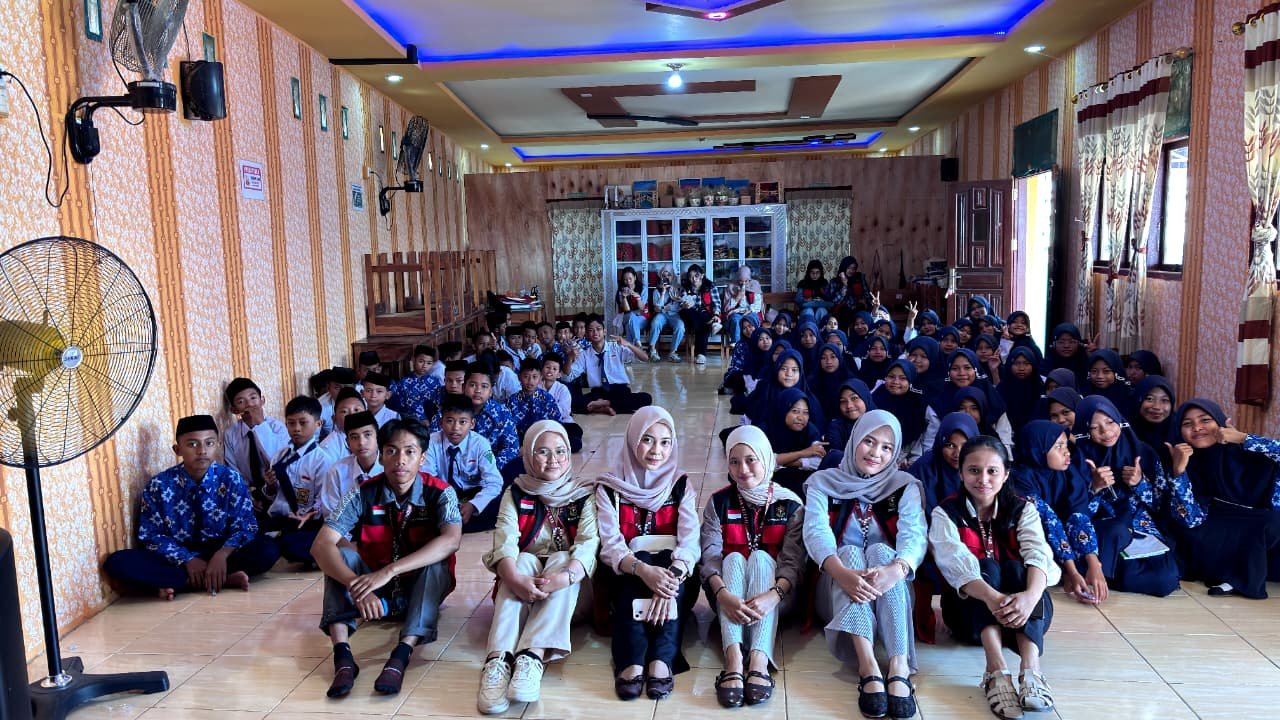 Bukan Tempat Nyontek! Mahasiswa KKN Unhas Ajak Siswa MTs DDI Al Barakah Jadikan AI Teman Belajar Kreatif