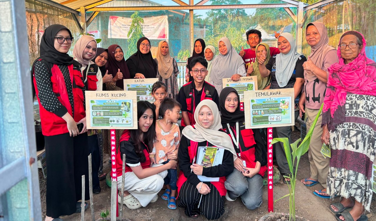Kompak, Mahasiswa KKN-PK Unhas dan Puskesmas Kulo Dorong Pemanfaatan Tanaman Obat Keluarga di Desa Bina Baru