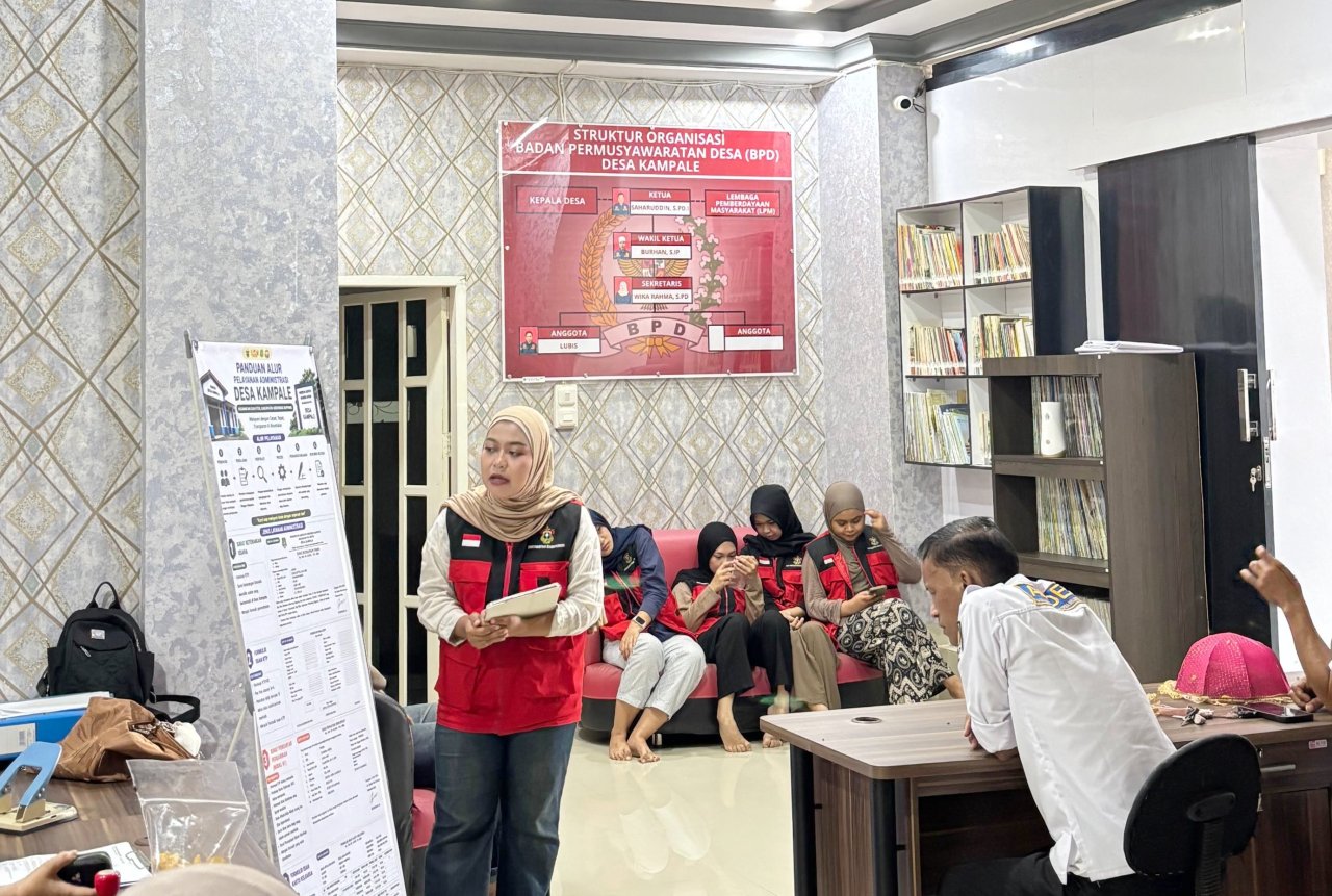 Permudah Warga, Mahasiswa KKN-T Unhas Susun Panduan Pelayanan Administrasi Kependudukan di Kantor Desa Kampale