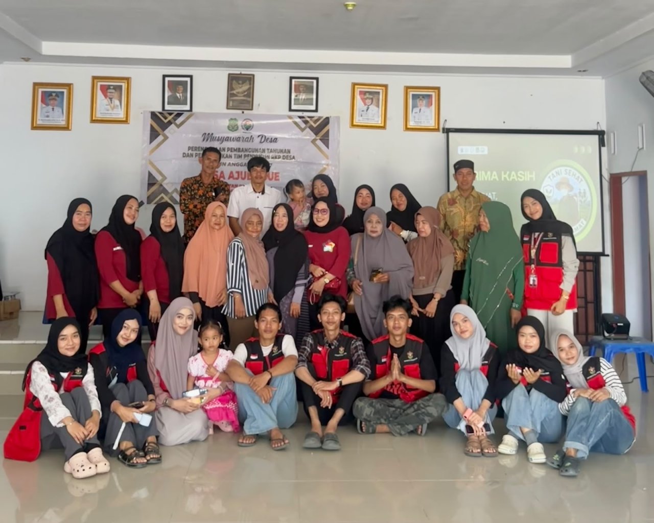 KKN-PK Unhas Paparkan Bahaya Pestisida, Ajak Petani Desa Ajubissue Rutin Gunakan APD