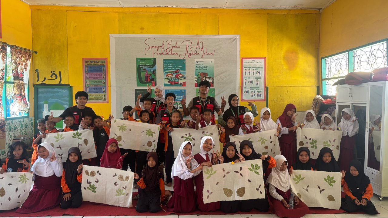 Mahasiswa KKN-T Unhas Kenalkan Ecoprint, Kembangkan Kreativitas Siswa SDN 4 dan SDN 5 Mojong Peduli Lingkungan