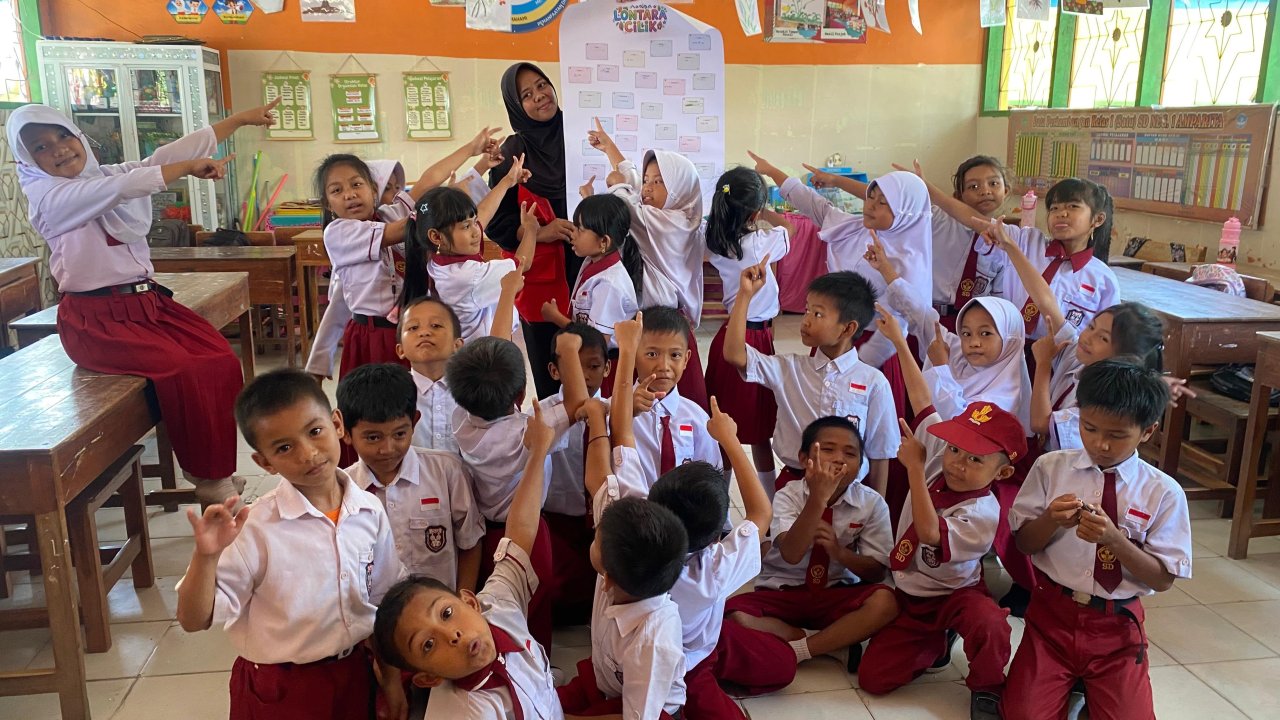 Cegah Kepunahan Aksara Daerah, KKN Unhas Ajak Murid SD 1 Amparita Belajar Lontara Lewat Gamifikasi Gerak