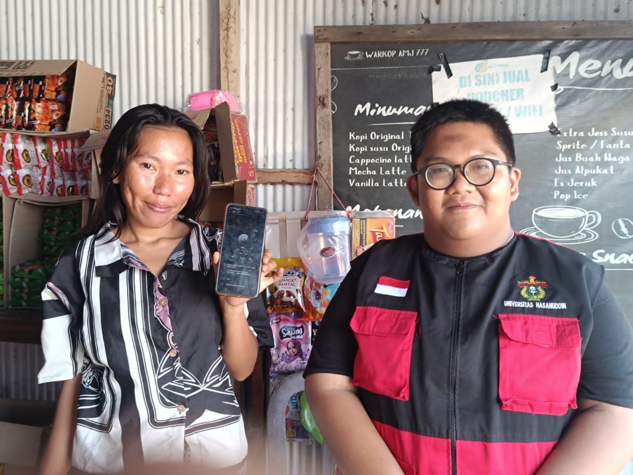 Mahasiswa KKN-T Unhas Dampingi Pelaku UMKM Talumae Optimalkan WhatsApp Business