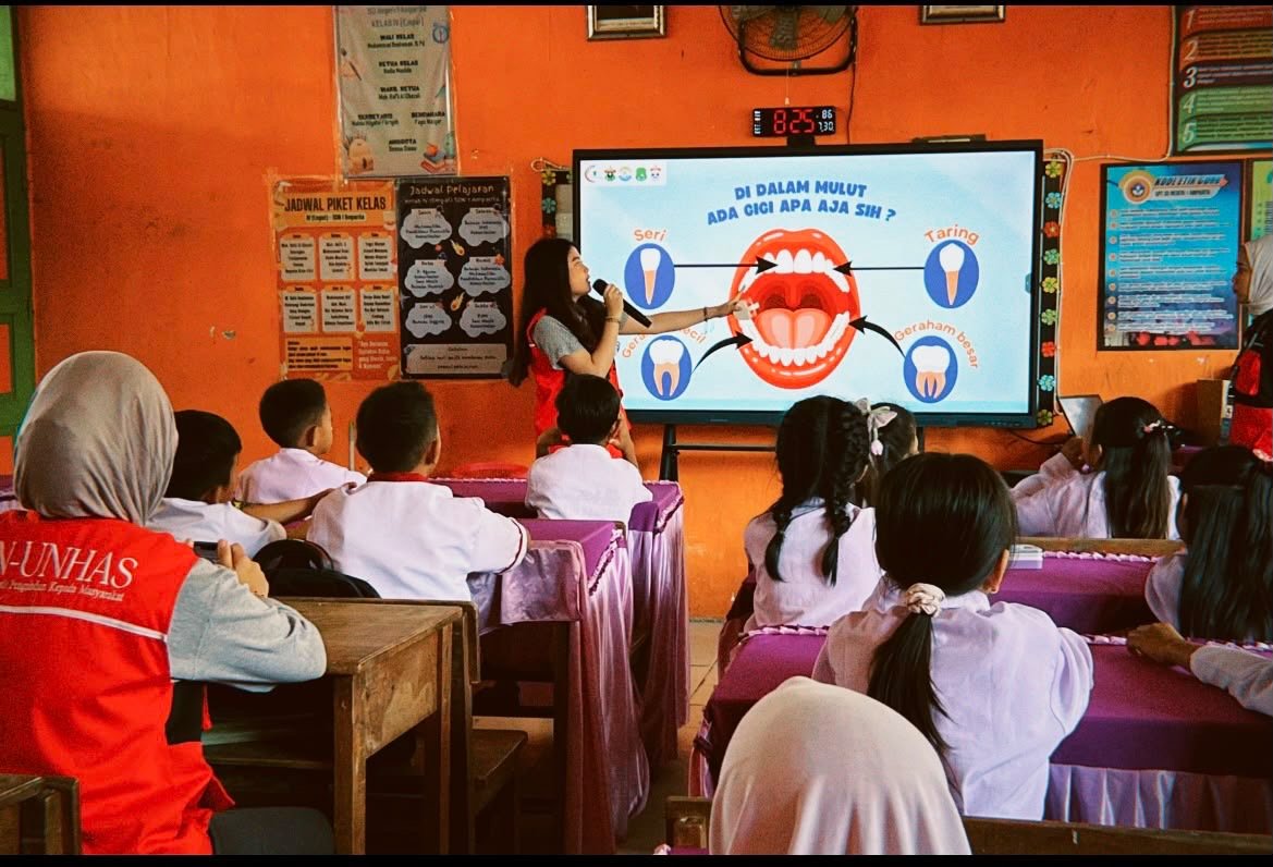DETEKTIF GIGI, Cara Kreatif KKN-PK Unhas Bekali Warga dan Murid SD Arateng Atasi Sakit Gigi