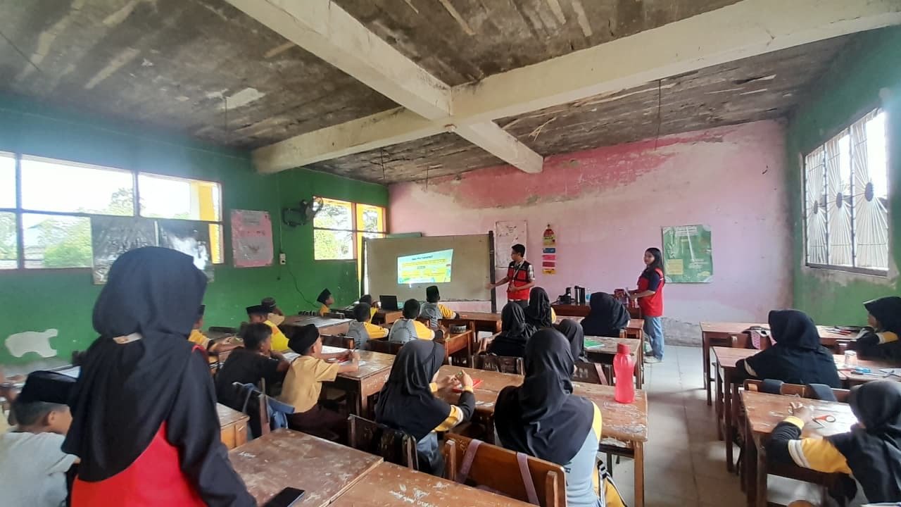 Interaktif, Mahasiswa KKN-T Unhas Bekali Murid MI Bilokka Pengetahuan tentang Sampah dan Penguraiannya