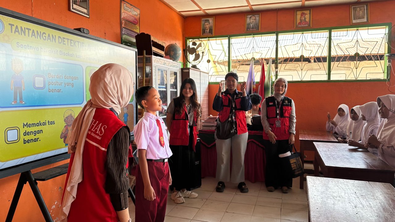 Postur Tepat, Anak Hebat! Mahasiswa KKN Unhas Kampanyekan Kebiasaan Duduk dan Berdiri yang Benar