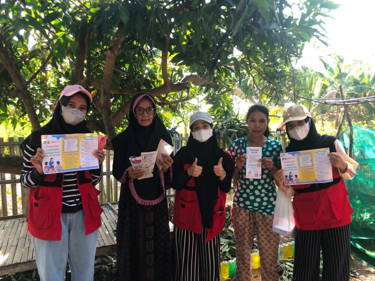 Di Kalosi Alau, Mahasiswa KKN-T Unhas Door to Door Sosialisasikan Panduan Layanan Administrasi