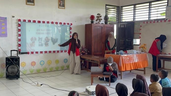 Usung Program BERANI, Mahasiswa Unhas Ajak Siswa SDN 3 Carawali Waspada Rabies