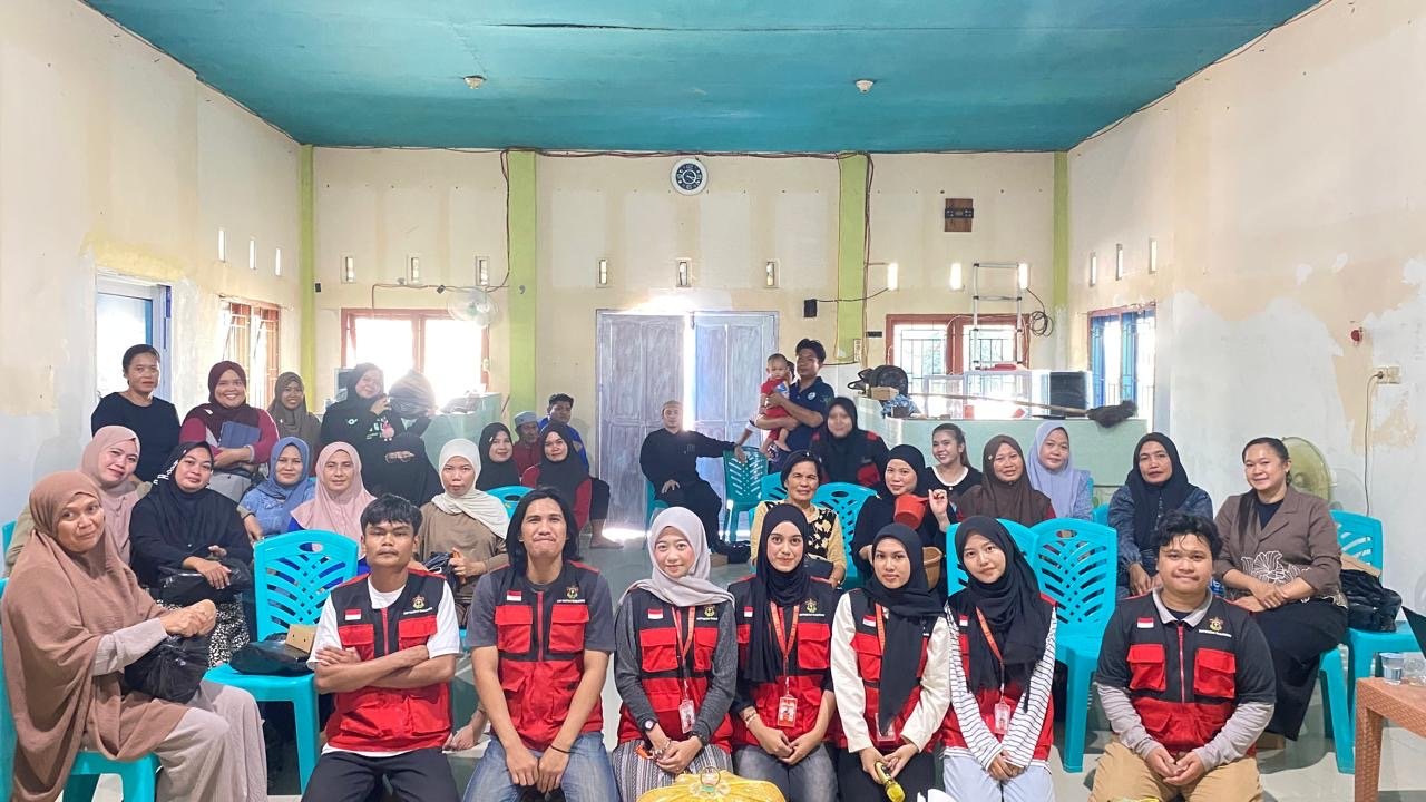 Mahasiswa Fisika Unhas Perkenalkan Lampu Otomatis Hemat Energi di Desa Padangloang