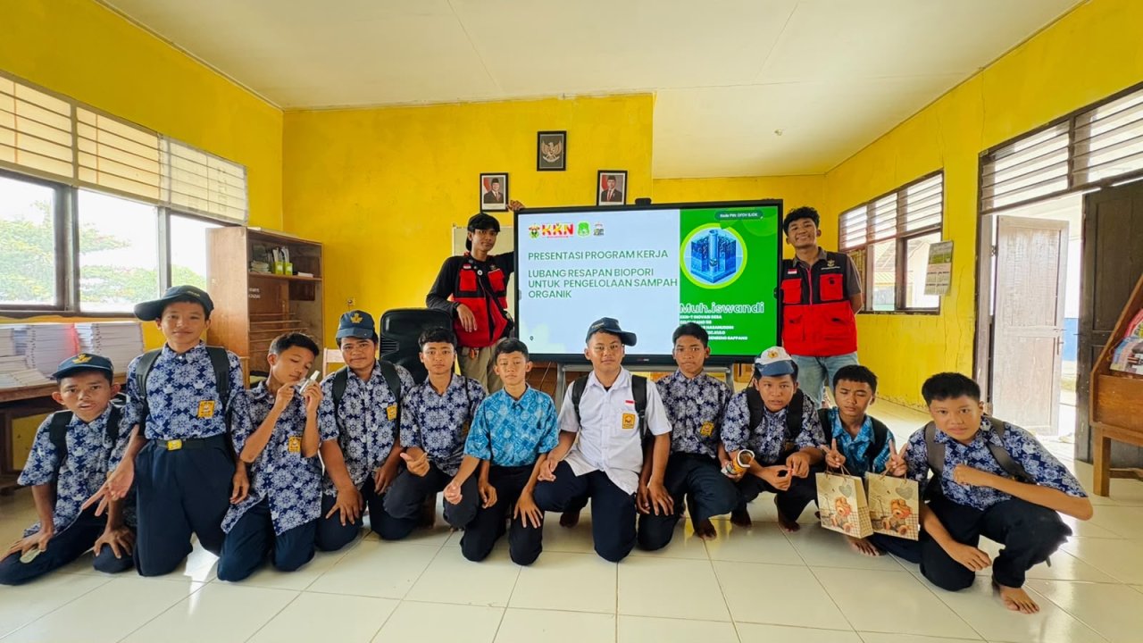 Menanamkan Kepedulian Lingkungan Sejak Dini, KKN Unhas Kenalkan Manfaat Biopori kepada Siswa SMPN 2 Kulo