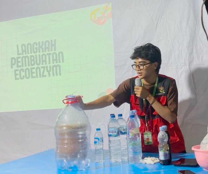 Mahasiswa KKN-T Gelombang 116 Unhas Ajak Warga Desa Mojong Olah Sampah Organik Menjadi Eco-Enzyme