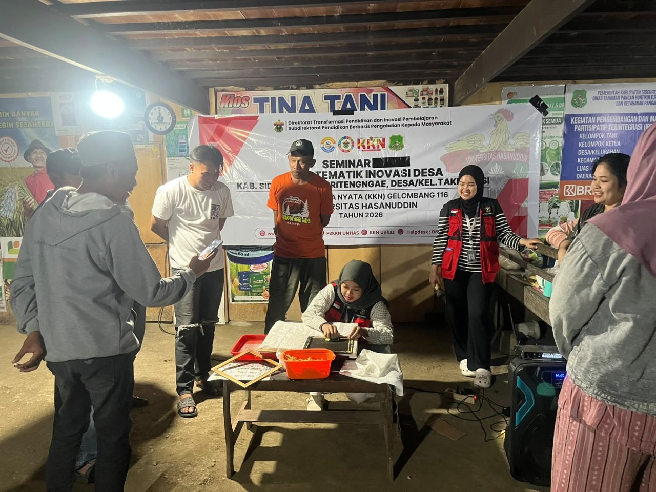 Kulit Jagung Disulap Jadi Kertas dan Paper Bag, Inovasi Mahasiswa KKN di Desa Takkalasi