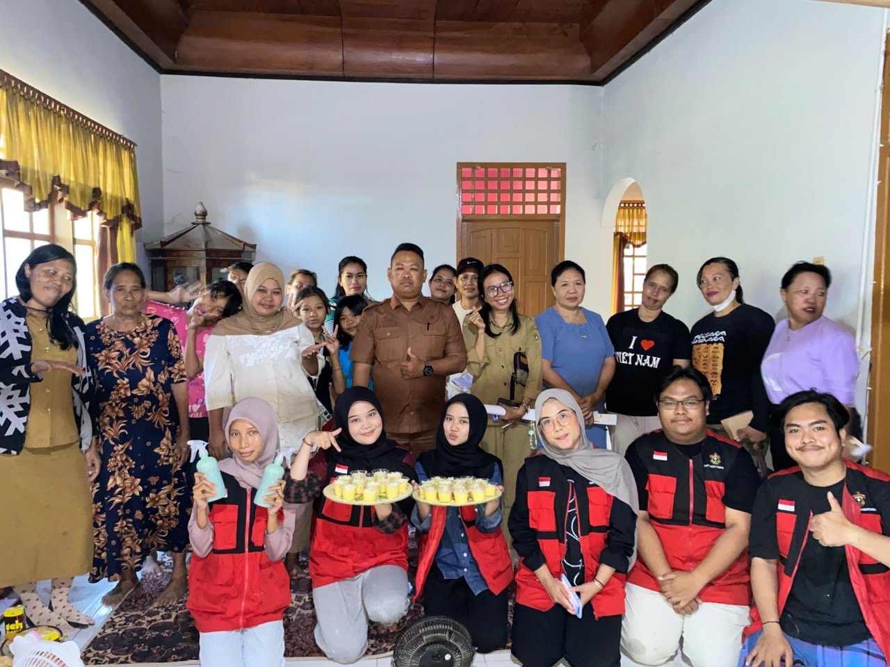 Lewat Workshop PESNA, Mahasiswa KKN-T Unhas Latih Petani Toddang Pulu Ramu Pestisida Alami dari Dapur