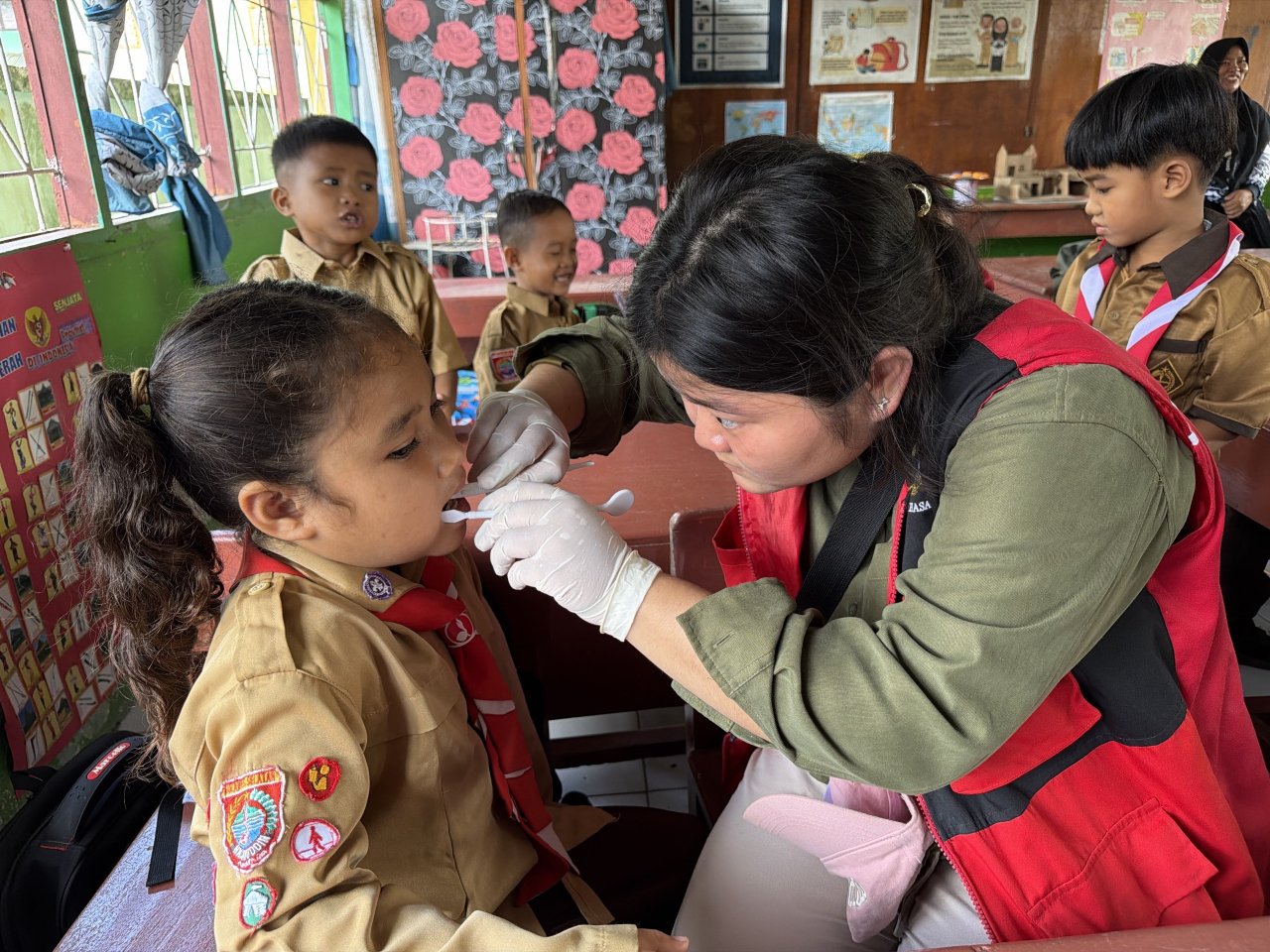 Cegah Karies, Mahasiswa KKN Profesi Kesehatan Unhas Edukasi Sikat Gigi dan Dampingi Aplikasi Fluoride di SDN 6 Baranti