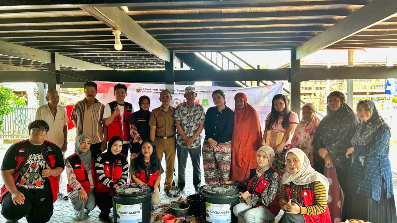 Manfaatkan Lahan Sempit Jadi Sumber Pangan, Mahasiswa KKN-T 116 Unhas Ajak Warga Salomallori Budikdamber