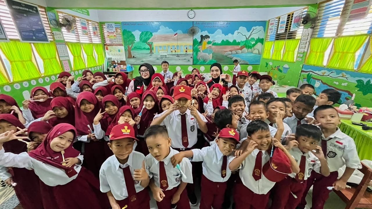 Menanam Kebiasaan Sehat dari Bangku Sekolah, Mahasiswa KKN Unhas Ajarkan Cara Merawat Gigi kepada Siswa SDN 3 Tanrutedong